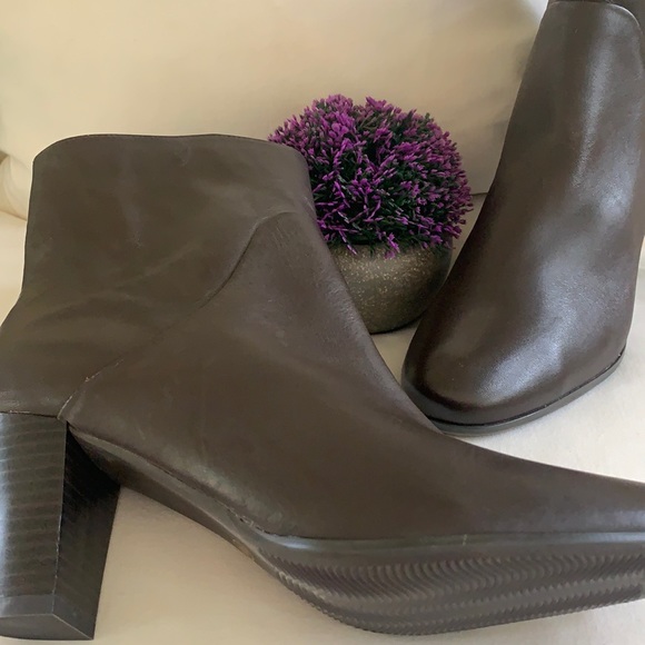 Dark brown leather Bloomingdales Kristiana boots w 3” heel - Picture 1 of 9